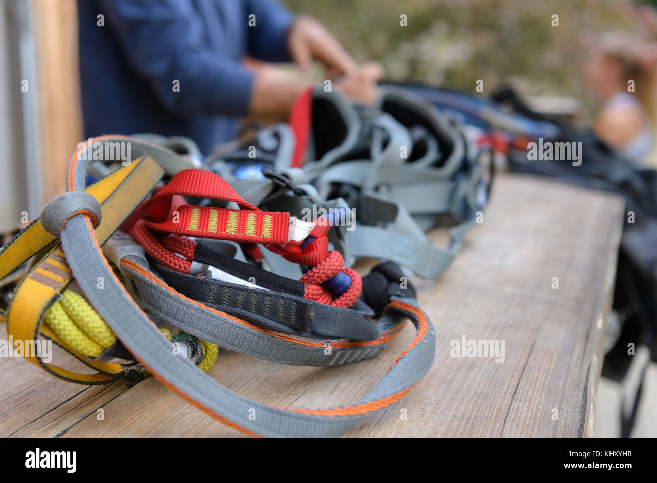 Karabiner mit Seil befestigt Stockfoto