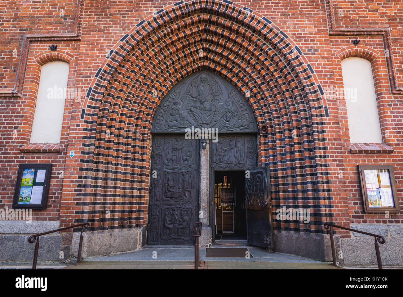 Eintritt in die Co-Kathedrale Basilika Mariä Himmelfahrt in Kolobrzeg in der Woiwodschaft Westpommern in Polen Stockfoto