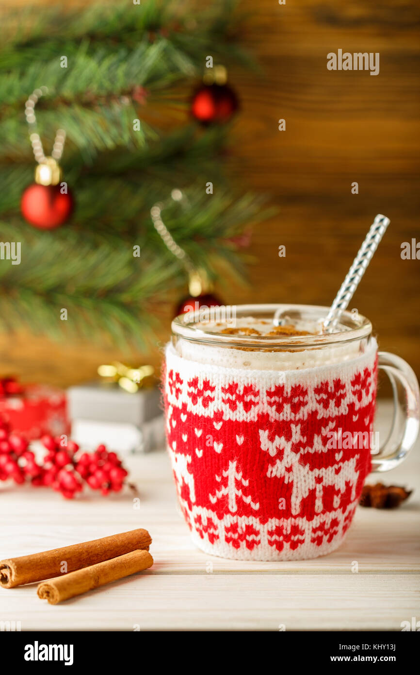 Weihnachtskarte, ohne Menschen. Urlaub Eierlikör trinken. Die Erwartung des Urlaub. Schale in einem Pullover. Wintermärchen. Eine warme noch leben. Stockfoto