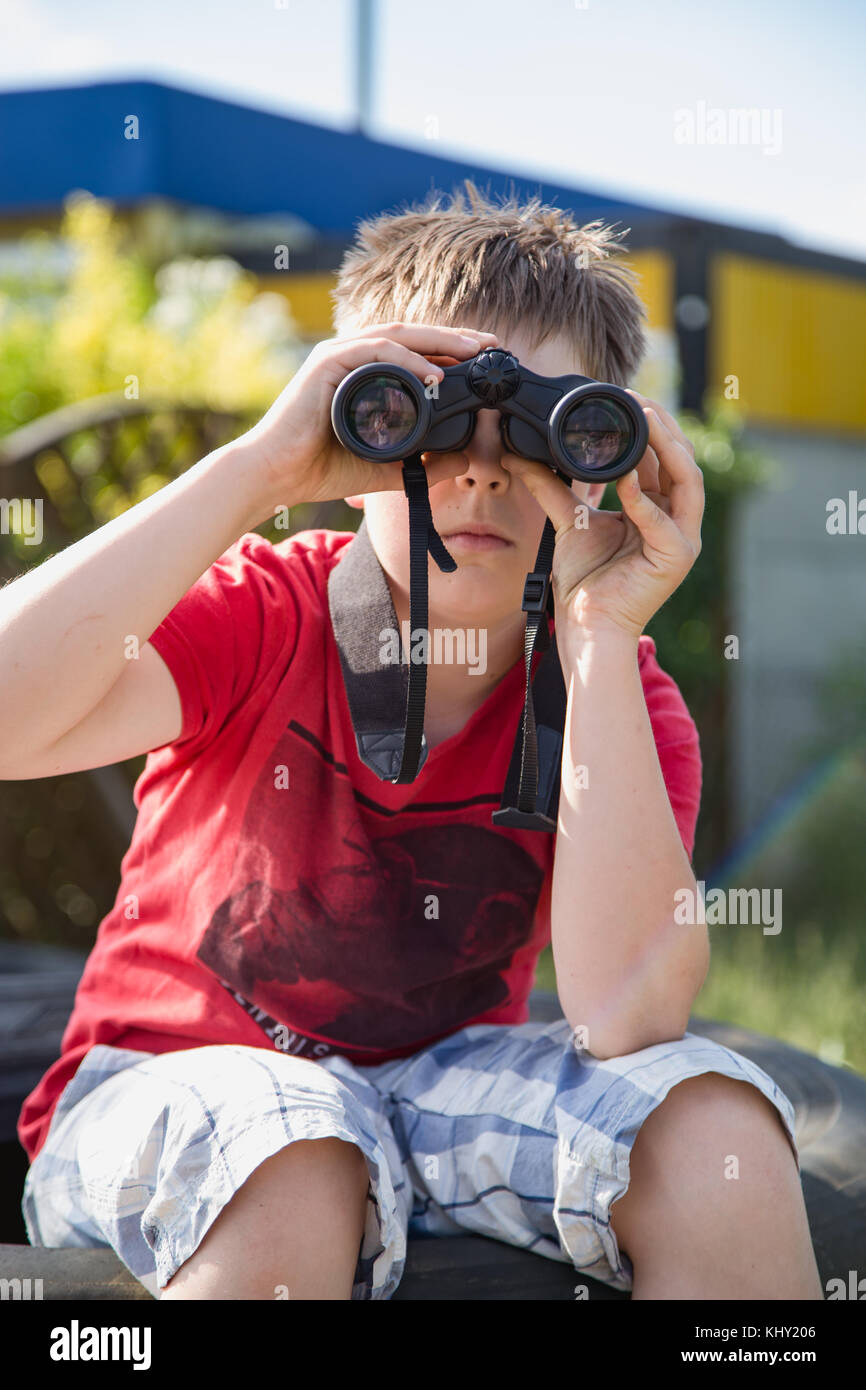 Ein Junge Flugzeuge beobachten durch ein Fernglas Stockfotografie - Alamy