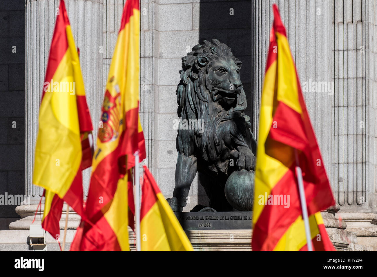 Skulptur von Lion in der Abgeordnetenkammer in Madrid mit dem spanischen Flaggen Stockfoto