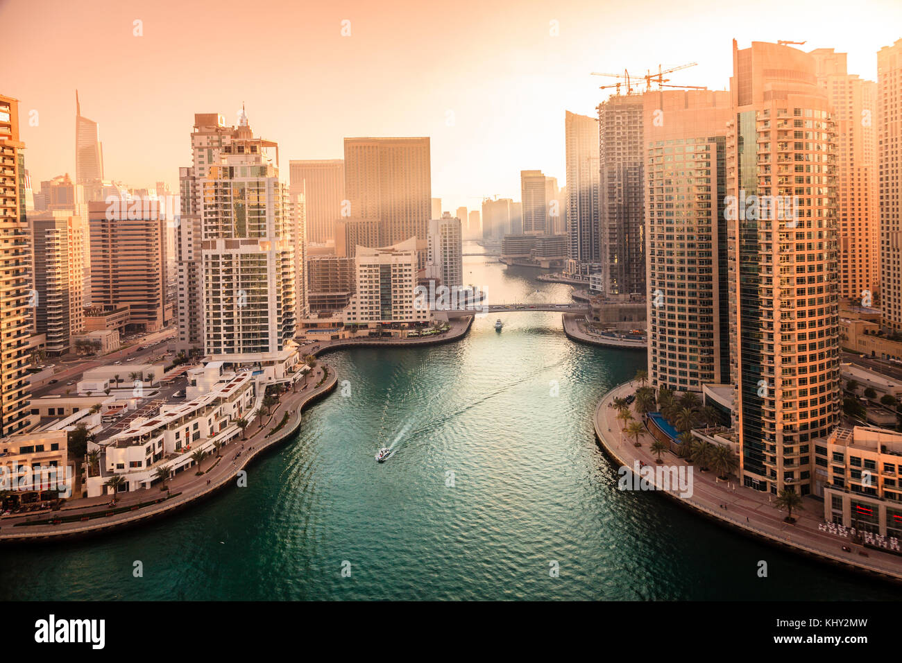 Malerischer Blick auf den Jachthafen von Dubai in den Vereinigten Arabischen Emiraten am Abend Stockfoto