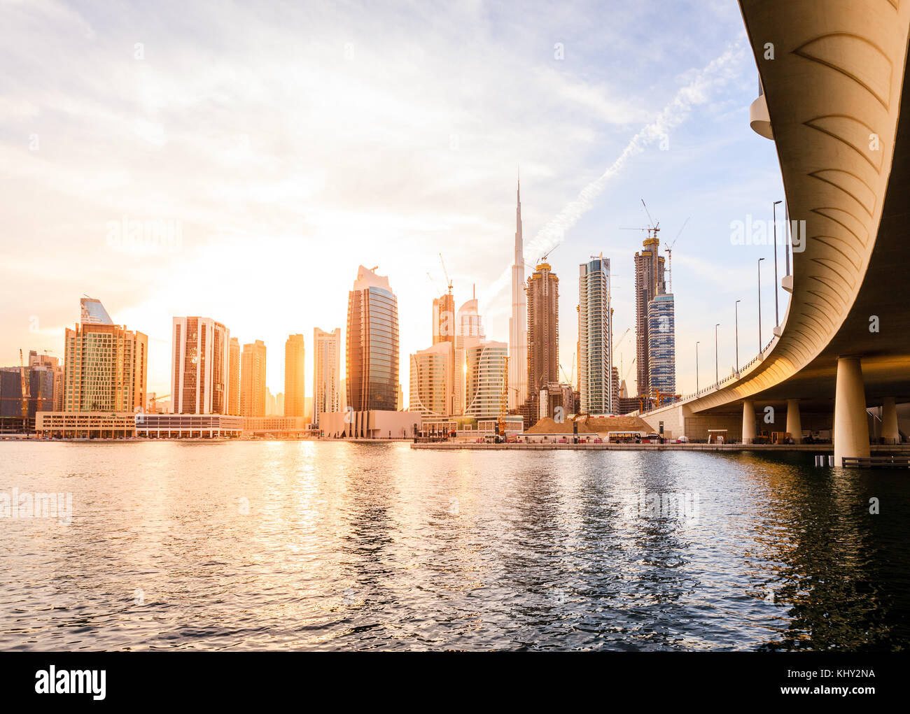 Blick auf die Skyline von Dubai Downtown bei Sonnenuntergang Stockfoto