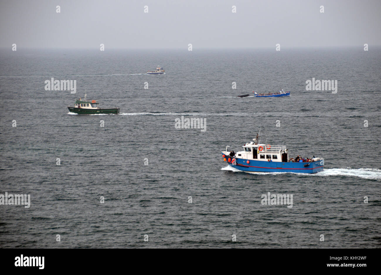 Vier Boote segeln ausserhalb Hugh Town Harbour auf der Insel St Marys in der Scilly-Inseln, Vereinigtes Königreich. Stockfoto