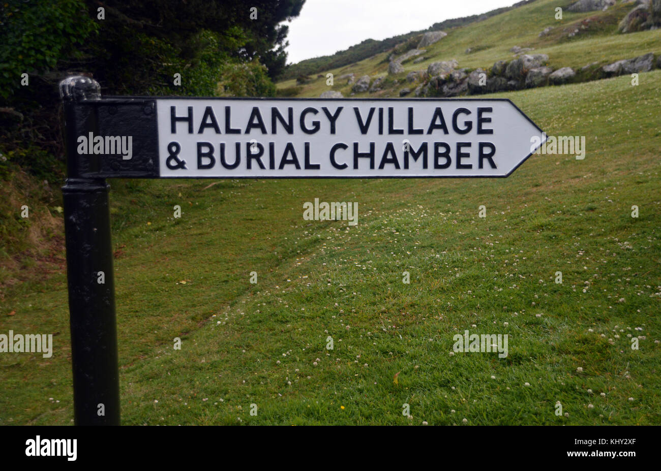 Metallschild zeigt auf Halangy Village & Burial Chamber auf der Insel St. Marys in den Isles of Scilly, Großbritannien. Stockfoto