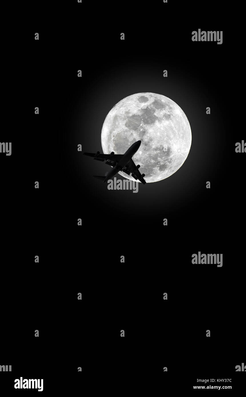 Jumbo Jet Kreuzung Mond Stockfoto