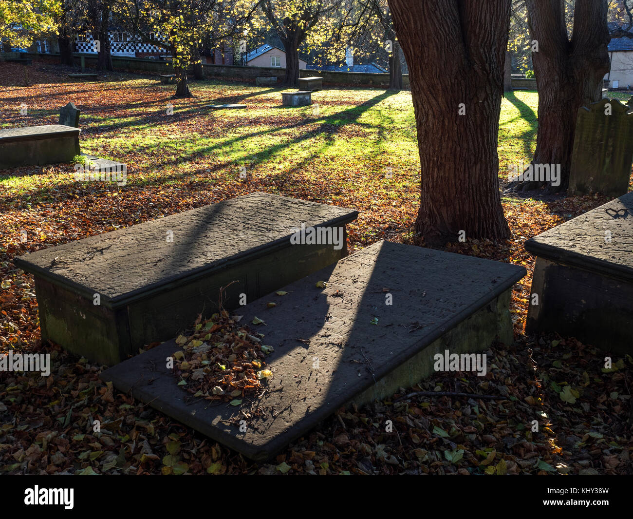 Alte Gräber auf dem Friedhof in St. Johns Kirche im Herbst Knaresborough North Yorkshire England Stockfoto