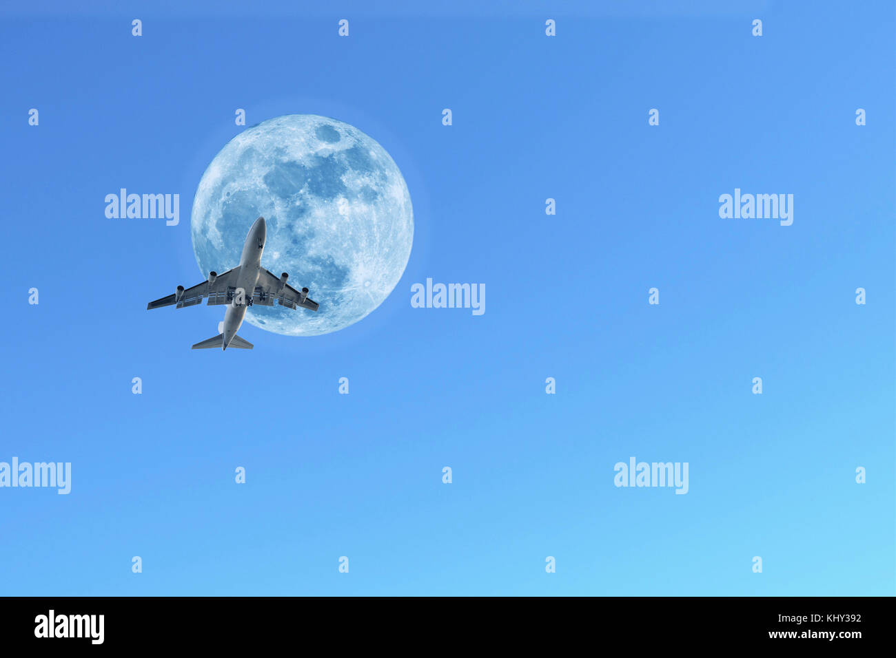Jumbo Jet Flugzeug Kreuzung tagsüber Mond Stockfoto