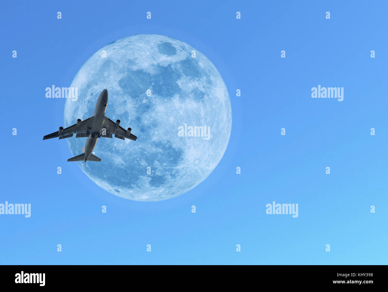 Jumbo Jet Flugzeug Kreuzung tagsüber Mond Stockfoto