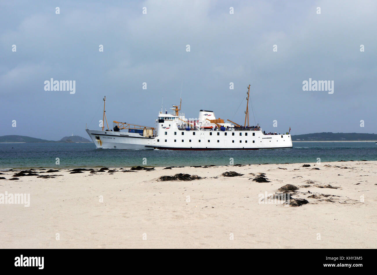 Die penzance zu St Marys Fähre der rmv scillonian iii Weitergabe bar Point Beach en-route Stadt zu Hugh im St Mary's, Isles of Scilly, Cornwall, UK. Stockfoto