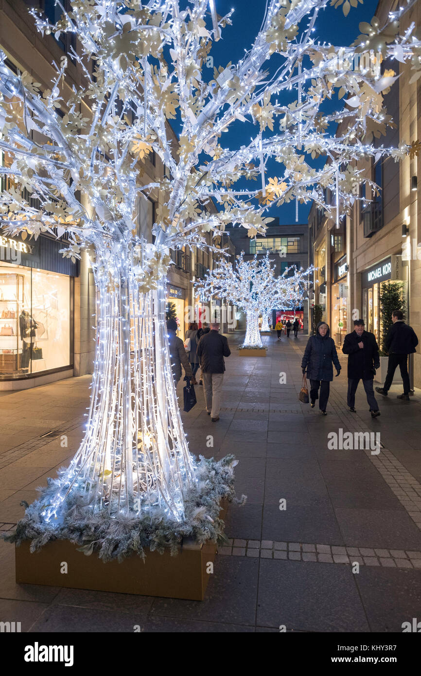 Nachtansicht von Weihnachtsdekorationen und Lichtern auf dem Multrees Walk gehobene Einkaufspassage in Edinburgh, Schottland, Großbritannien Stockfoto