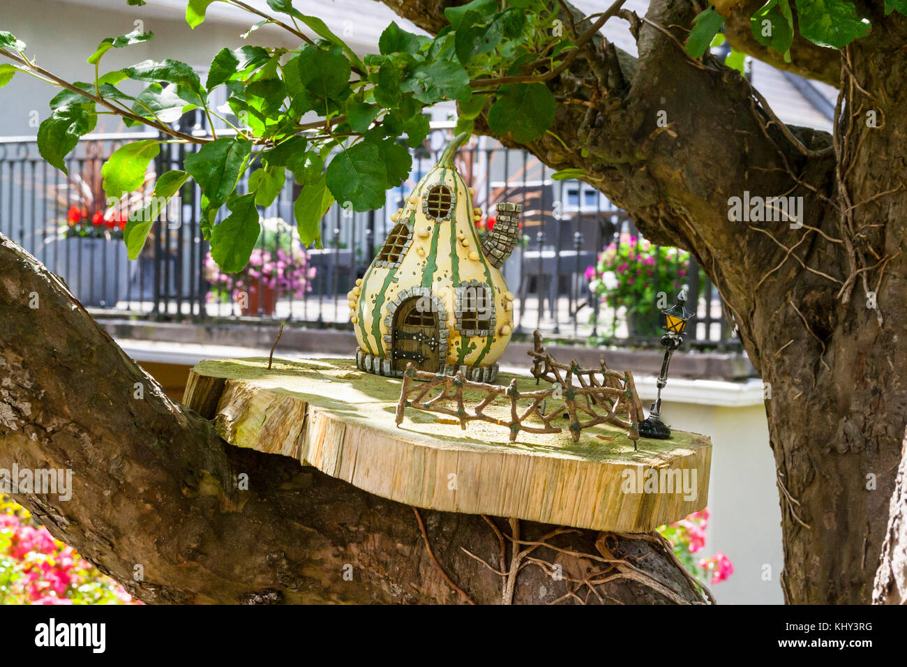 Holz- fee Haus mit einem Lattenzaun und Lamp Post auf einer Plattform auf dem Ast eines Baumes für die Feen in einem märchenhaften Garten platziert Stockfoto
