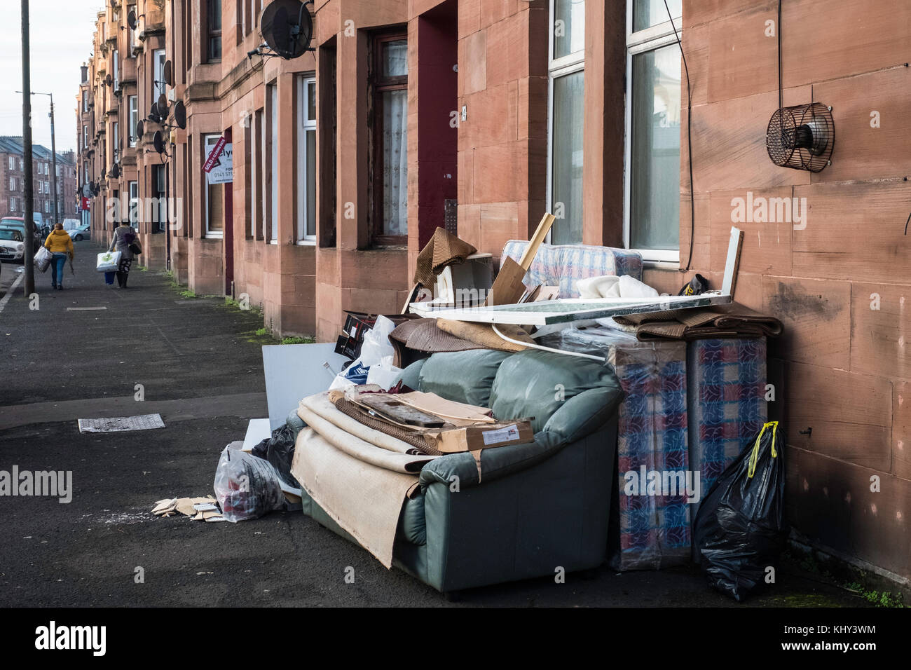 Müll, der vor dem Mietshaus im benachteiligten Stadtteil Govanhill in Glasgow, Schottland, Großbritannien, auf dem Bürgersteig zurückgelassen wurde Stockfoto