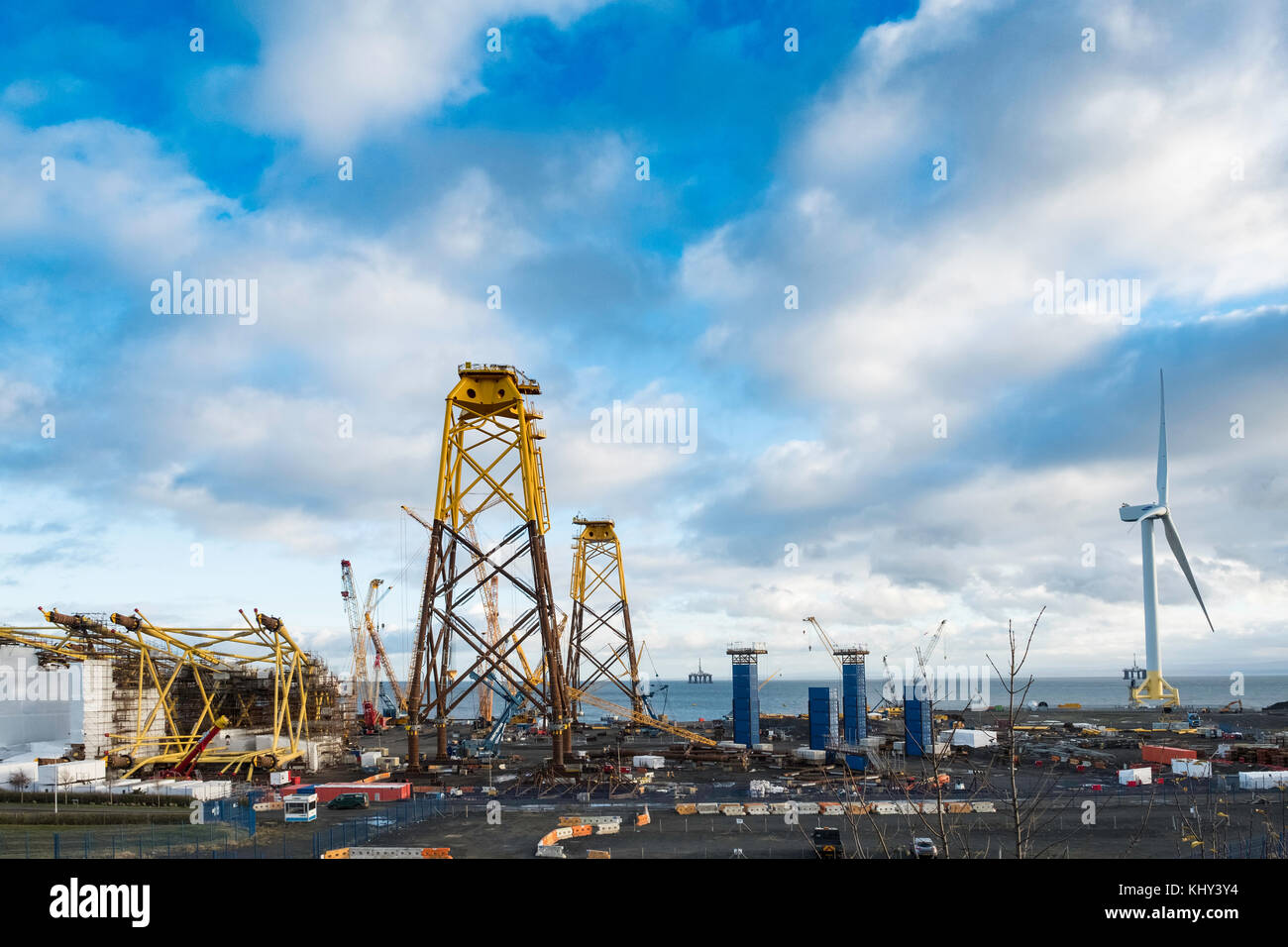 Blick auf Burntisland Herstellungen Hof an der Pfeife in Methil in Fife, Schottland, Großbritannien. Sie fabrizieren Plattformen und Module, die für die offshore Öl, Stockfoto