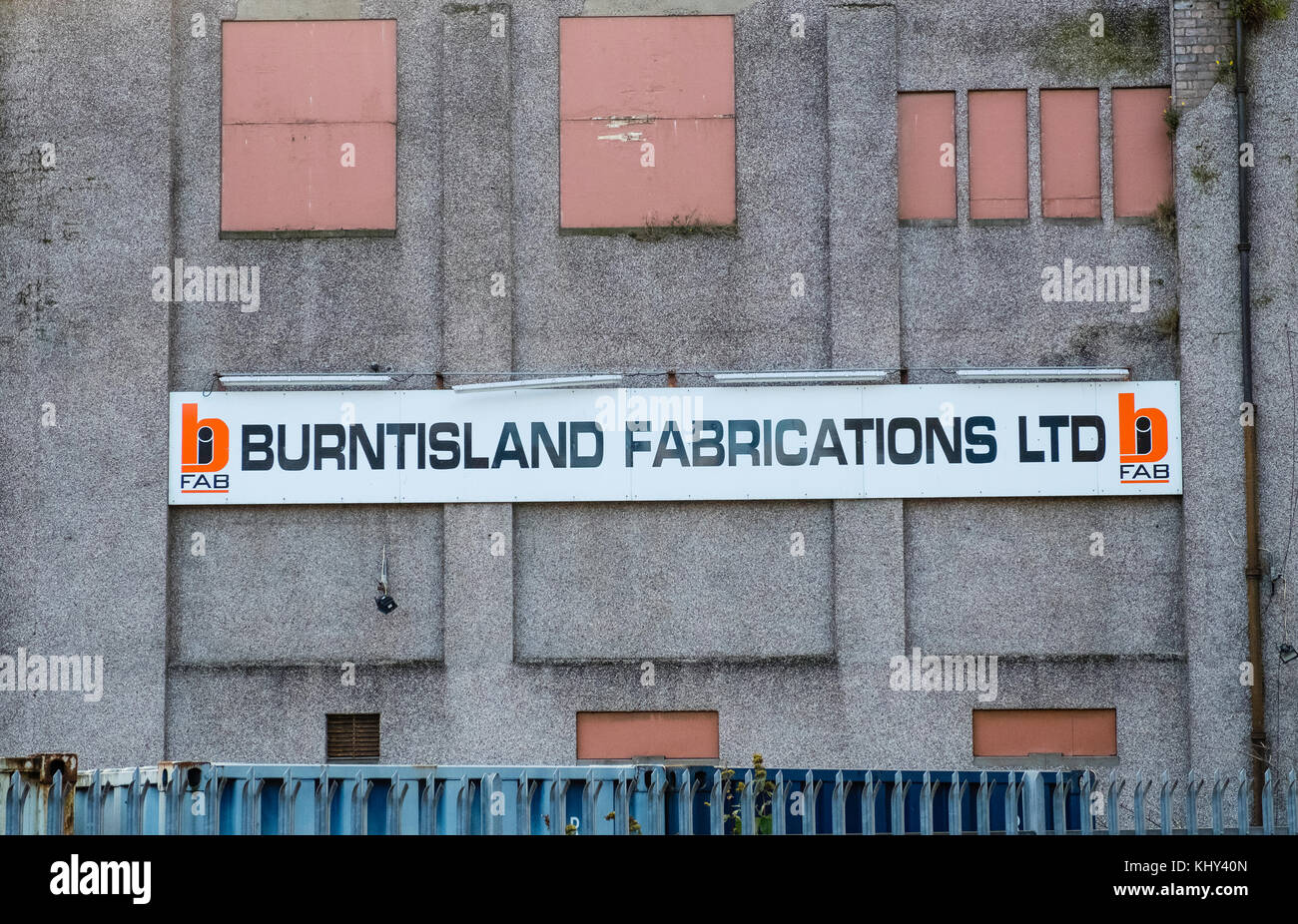 Blick auf Burntisland Herstellungen Yard in Burntisland in Fife, Schottland, Großbritannien. Sie fabrizieren Plattformen und Module, die für die Öl-, Gas- und Renewa Stockfoto
