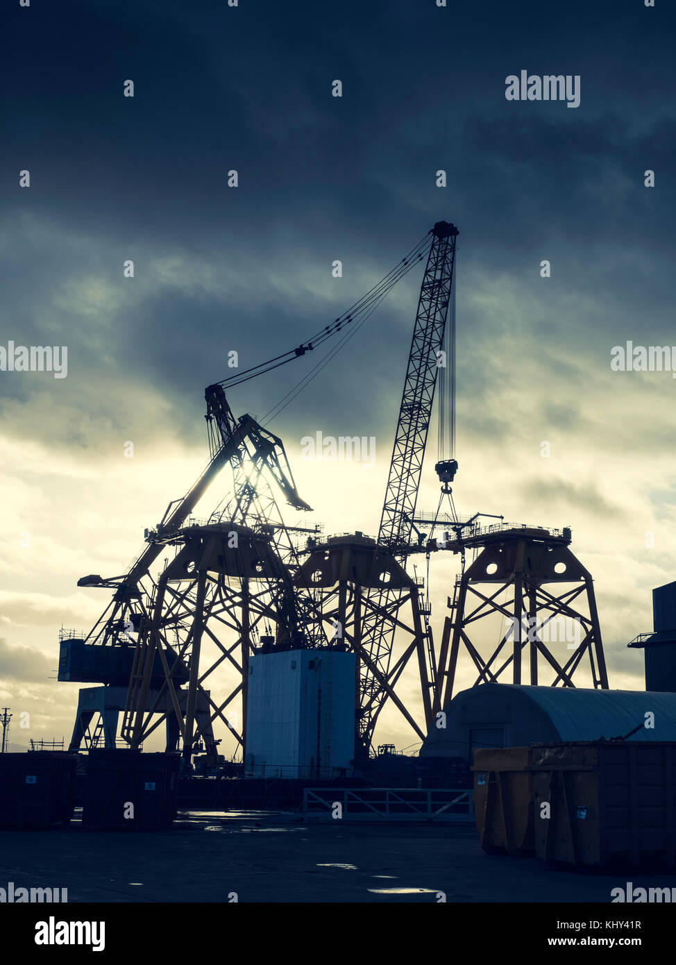 Blick auf Burntisland Herstellungen Yard in Burntisland in Fife, Schottland, Großbritannien. Sie fabrizieren Plattformen und Module, die für die Öl-, Gas- und Renewa Stockfoto