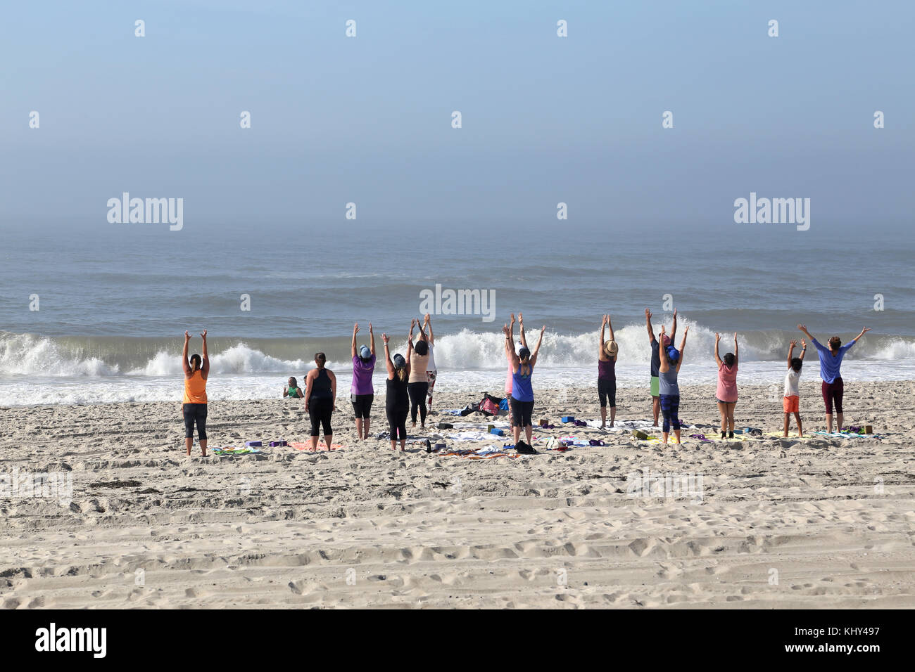 Strand Yoga, Fair Harbor, Fire Island, NY, USA Stockfoto