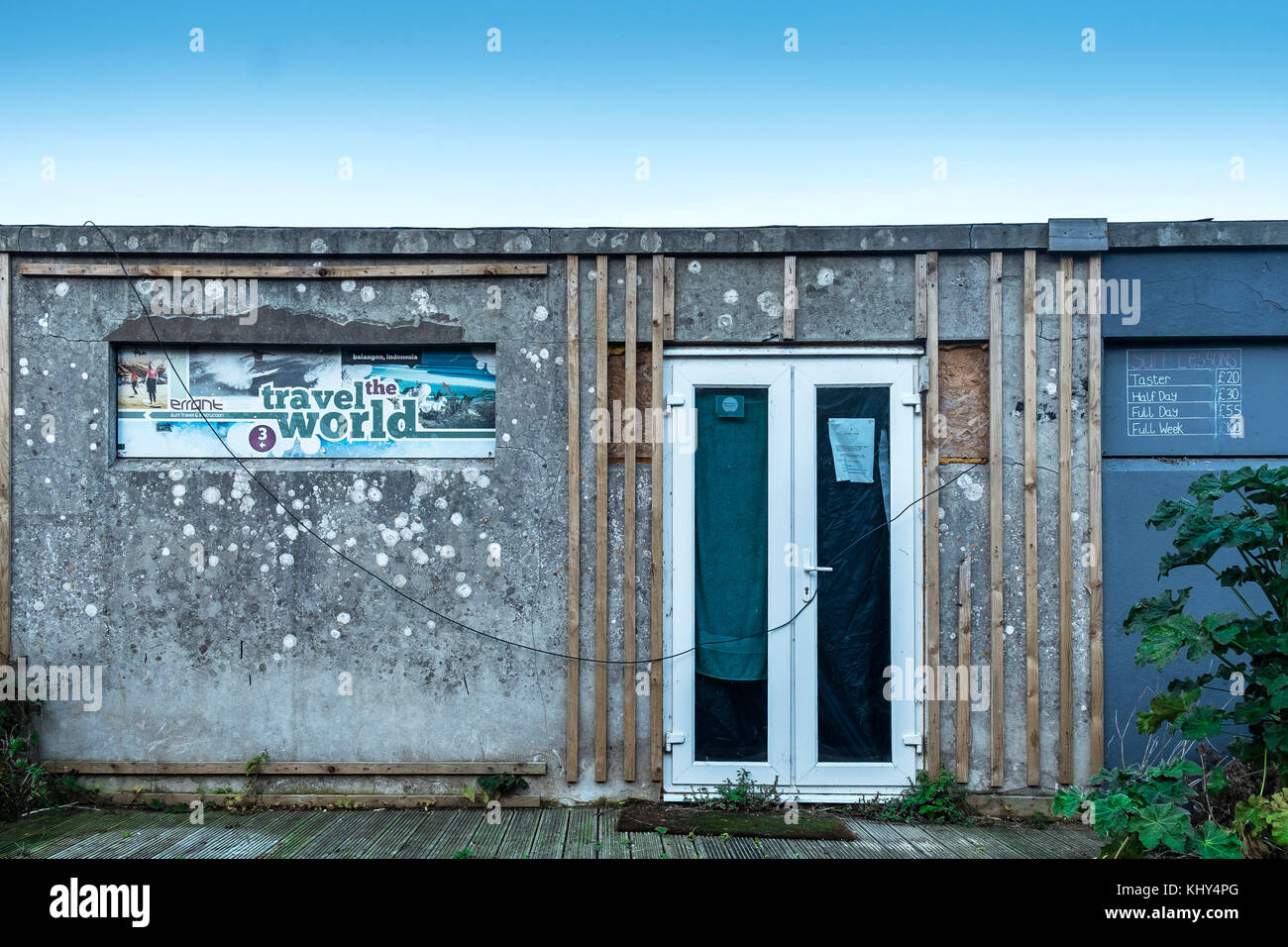 Ein geschlossenes und verderbtes Gebäude in Newquay Cornwall UK. Stockfoto