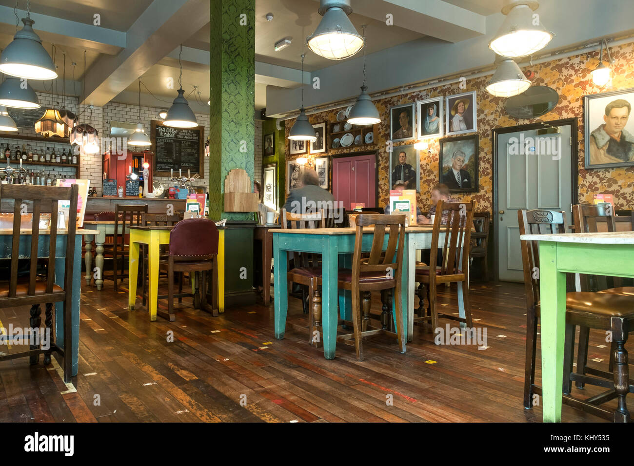 Das Innere des Truro Lounge Café Bar Restaurant im Truro Stadtzentrum. Stockfoto