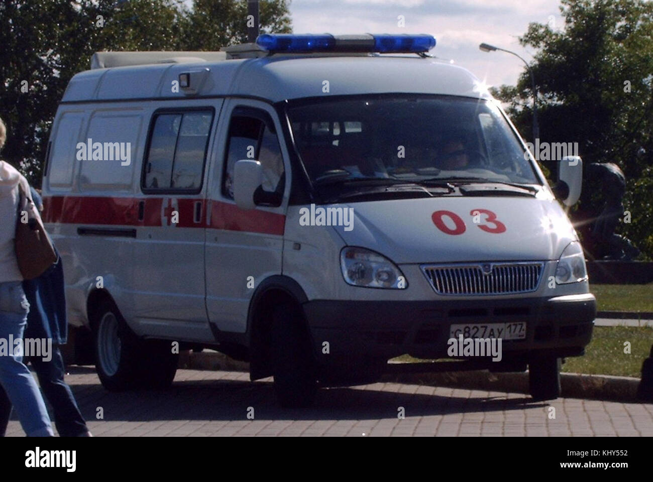 Dieses Bild zeigt einen Krankenwagen in Russland, wahrscheinlich aus einem historischen Kontext, der medizinische Leistungen während des Krieges oder in Krisenzeiten des frühen 20. Jahrhunderts zeigt. Stockfoto
