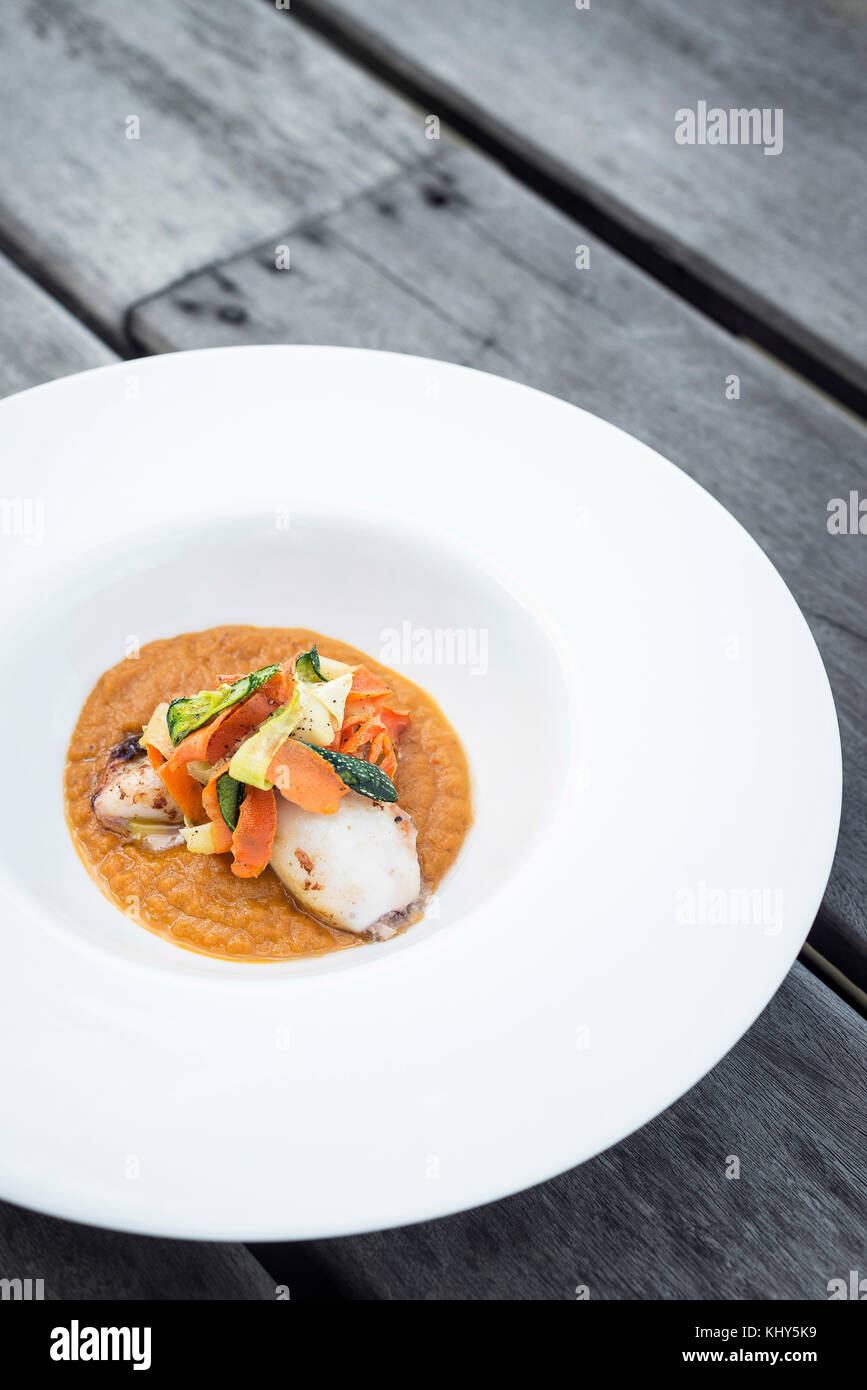 Gourmet gefüllte Tintenfische mit Gemüse in scharfer curry Kürbis pürieren Stockfoto