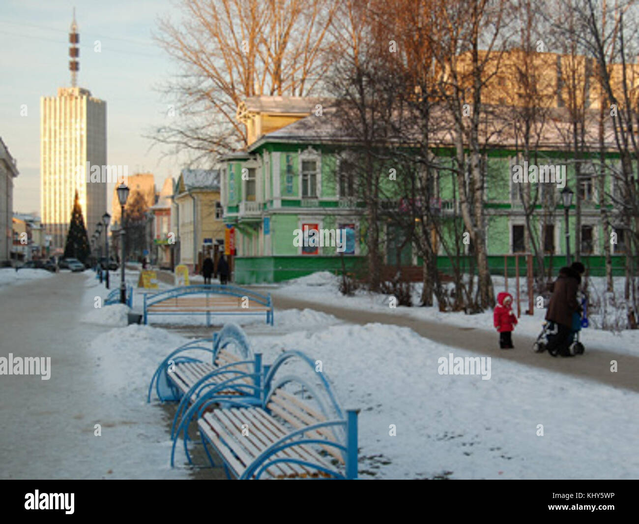 Das Zentrum von Archangelsk zeigt die historische Bedeutung der Stadt in Russland, bekannt für ihre Rolle im Russischen Reich und als lebenswichtiger kultureller und wirtschaftlicher Drehpunkt. Stockfoto