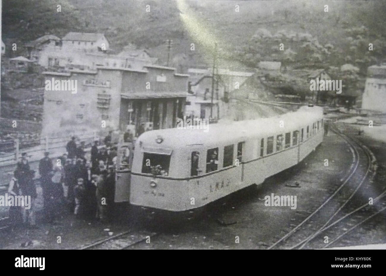 Foto des Triebwagens DMU JDZ 801 in Bradina, das die Dieseltriebwerkstechnik und den regionalen Eisenbahnverkehr aus der jugoslawischen Zeit veranschaulicht. Stockfoto