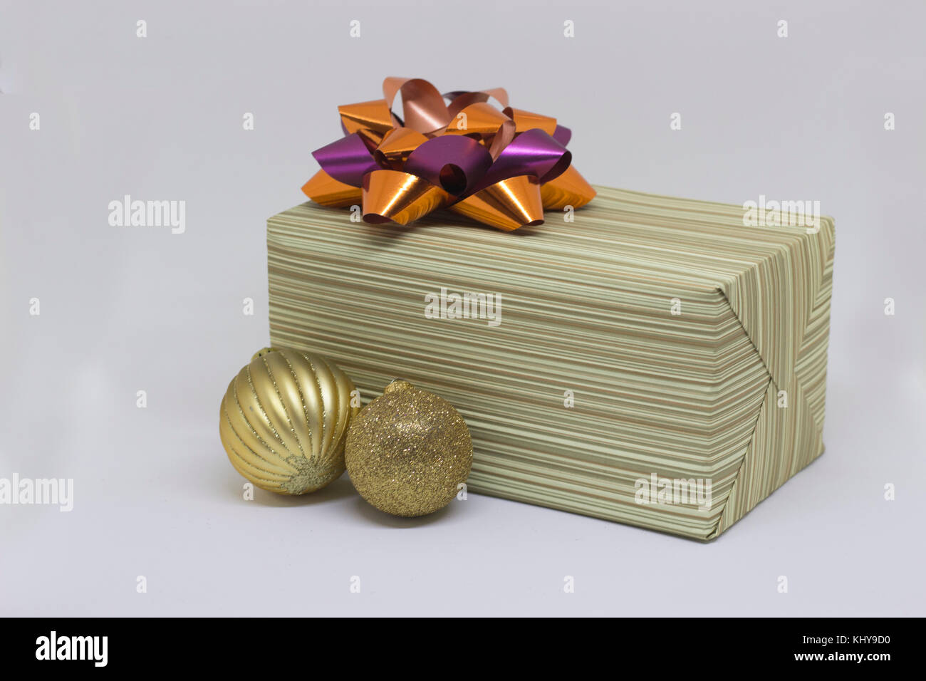 Geschenkbox und zwei goldfische Kugeln auf einem weißen Hintergrund Stockfoto