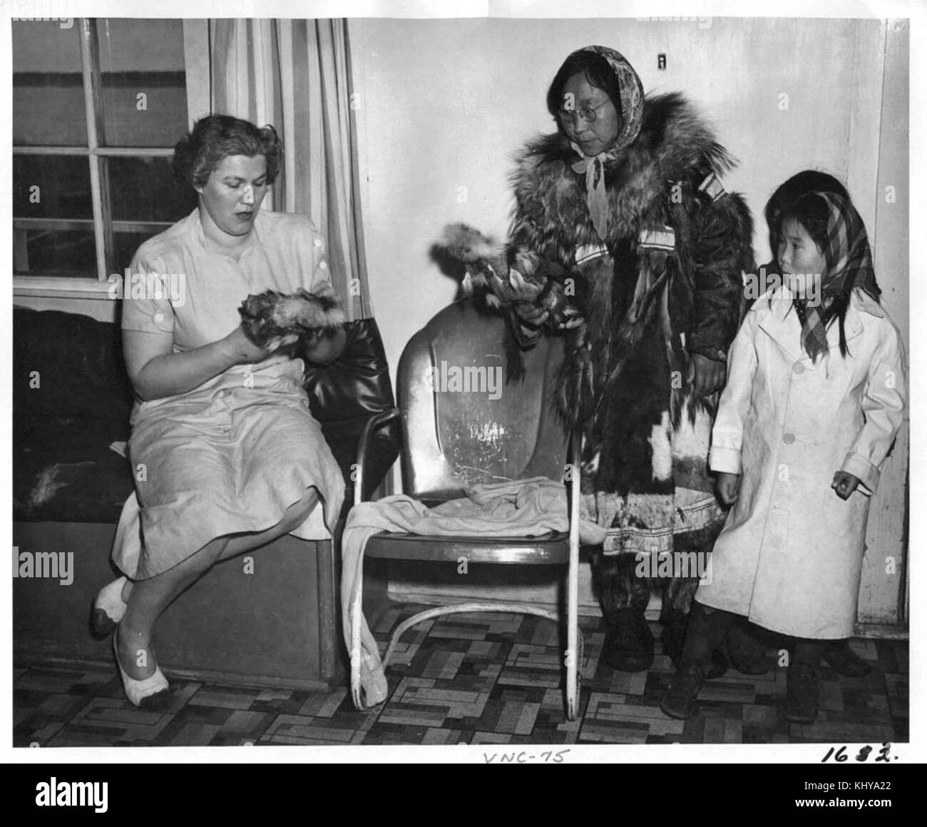 Eskimo Frau und Kind mit ihren Pelz Puppen Stockfoto