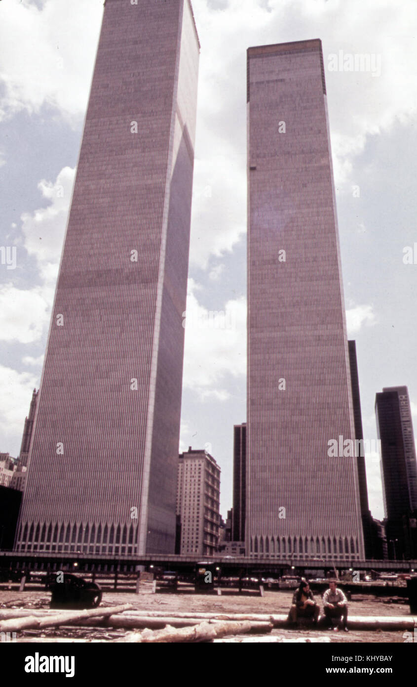 Ein Foto der Türme des World Trade Center in Lower Manhattan, New York, zeigt die berühmte Architektur vor ihrer Zerstörung im Jahr 2001. Das Bild fängt ihre monumentale Präsenz in der Skyline ein. Stockfoto