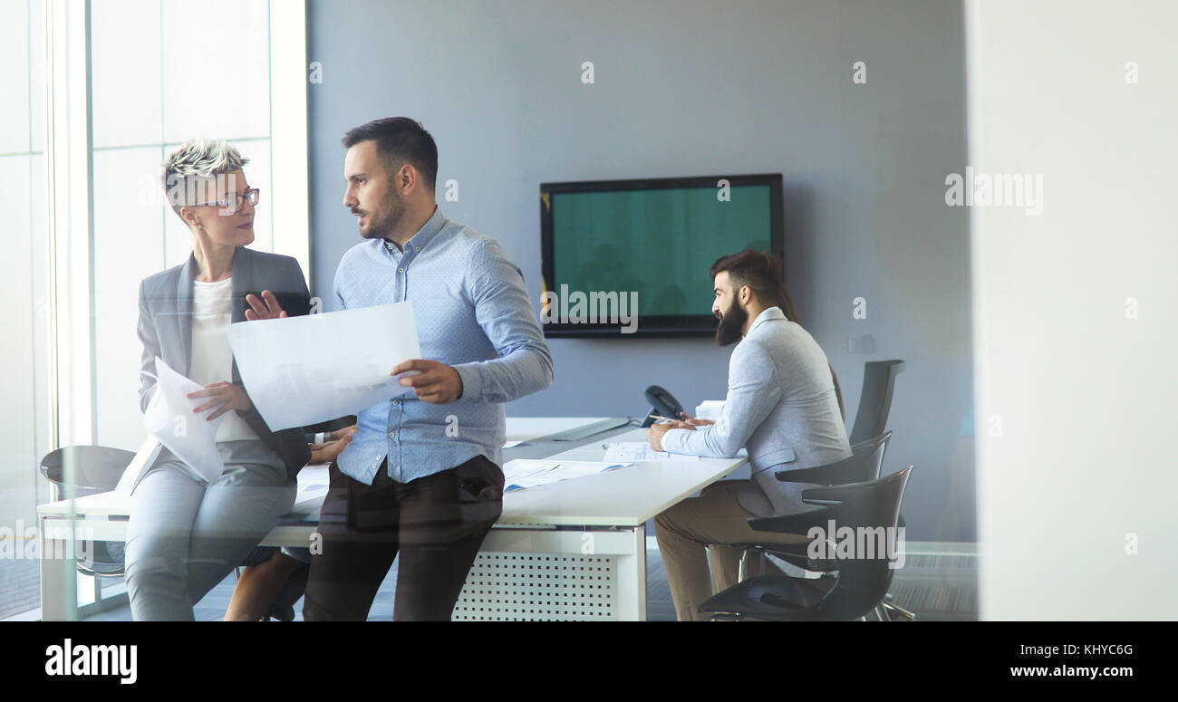 Business Leute, die um den Tisch Stockfoto