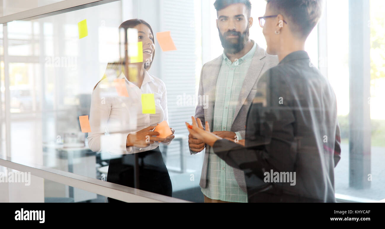 Erfolgreiche Unternehmen mit glückliche Arbeiter Stockfoto