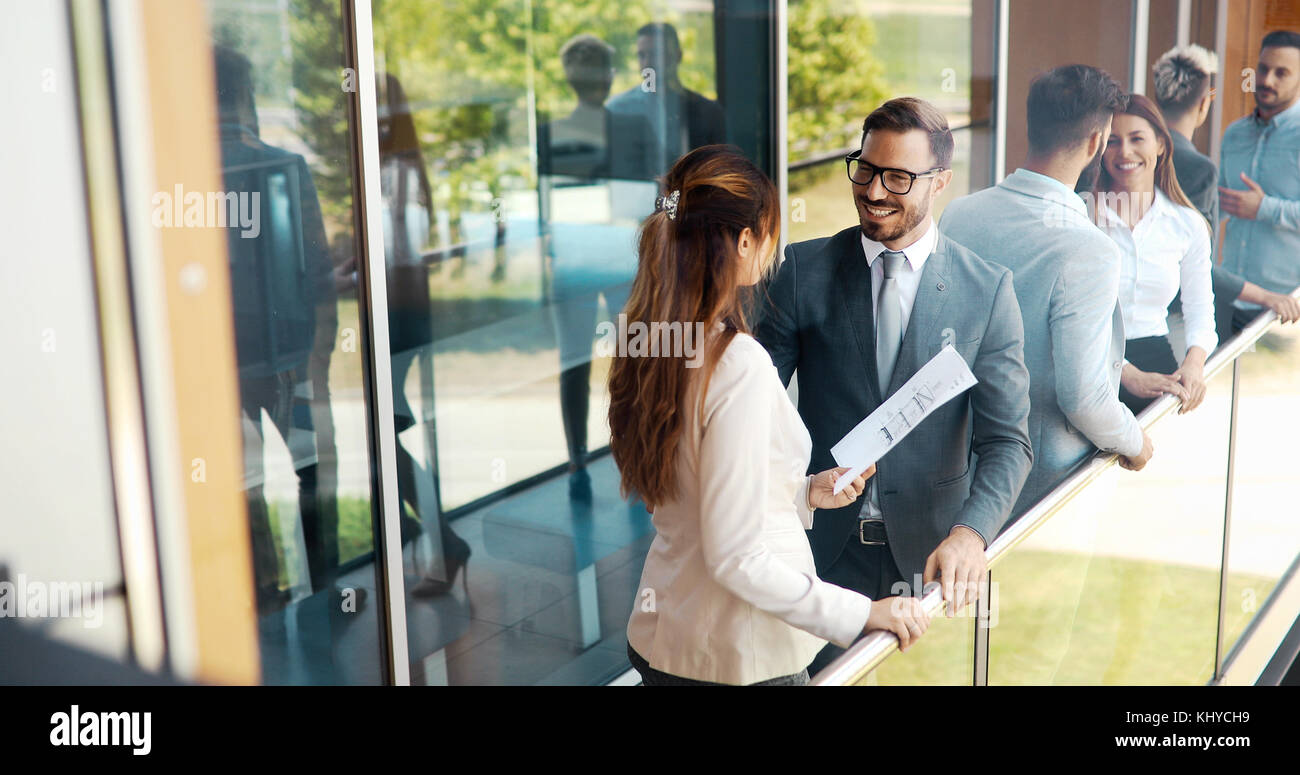 Bild von jungen attraktiven Geschäftspartner stehen Stockfoto