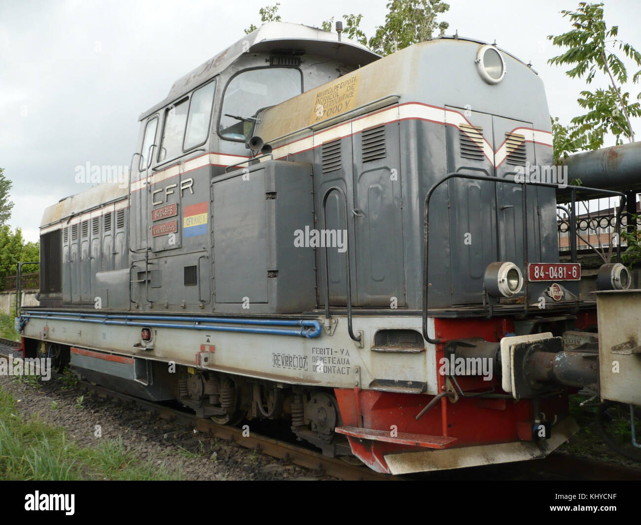 Die CFR-Lokomotive der Baureihe 84 ist ein rumänischer dieselelektrischer Zug, der zur Eisenbahnflotte des Landes gehört. Es wird für Personen- und Güterverkehr genutzt und bietet so einen wichtigen Transport über das Eisenbahnnetz des Landes. Stockfoto