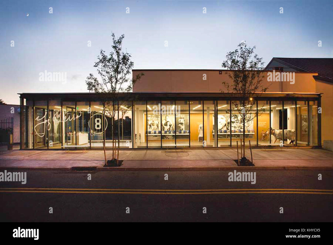 Dieses Bild zeigt den Eingang zum Yogi Berra Museum und Lernzentrum. Das Museum in New Jersey widmet sich dem Leben und den Errungenschaften von Yogi Berra und bietet Ausstellungen, die seine sportliche Karriere und sein Vermächtnis zeigen. Stockfoto