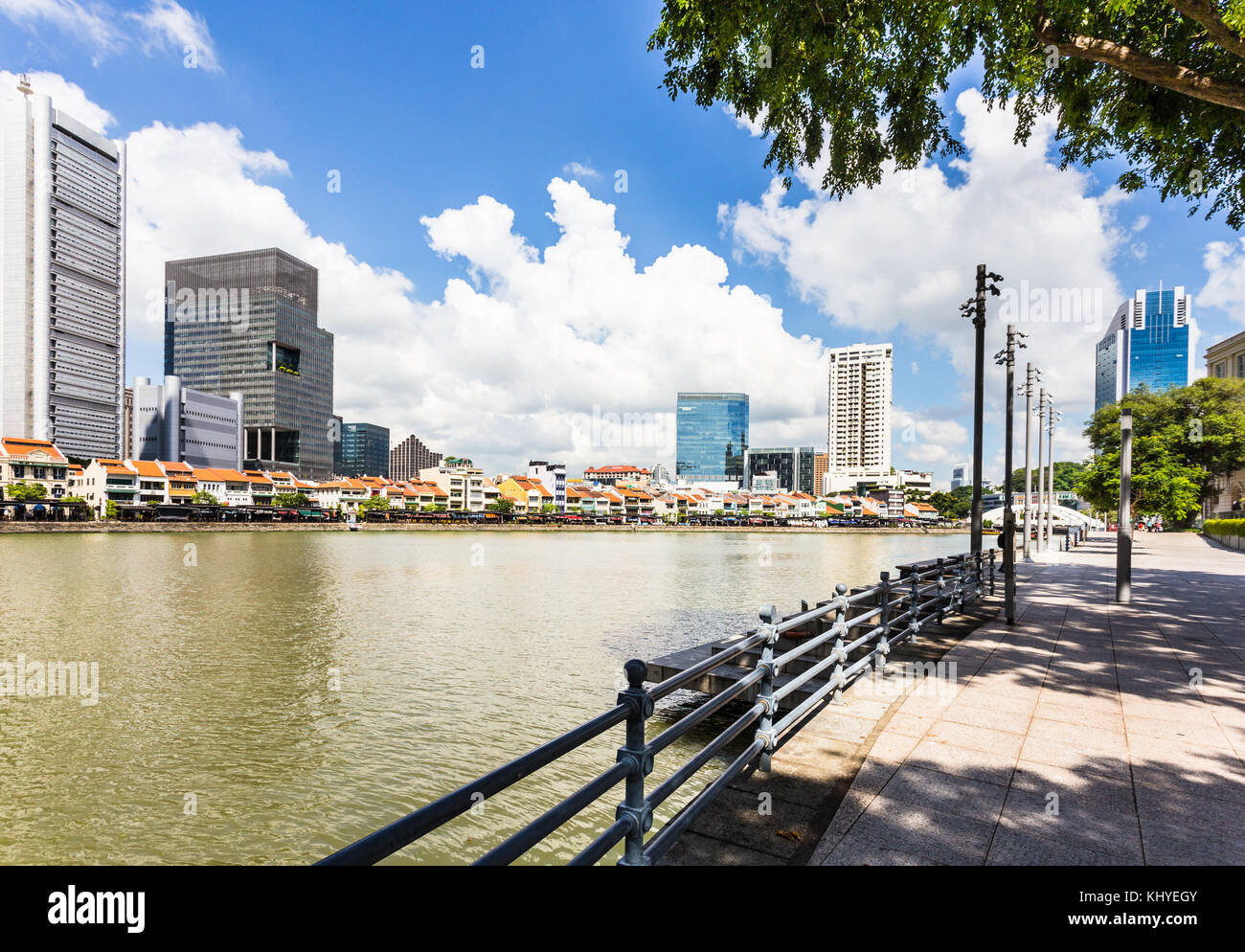 Jubiläum spaziergang Promenade entlang des Singapore River entlang der Clark Quay an einem sonnigen Tag in Singapur in Südostasien. Stockfoto