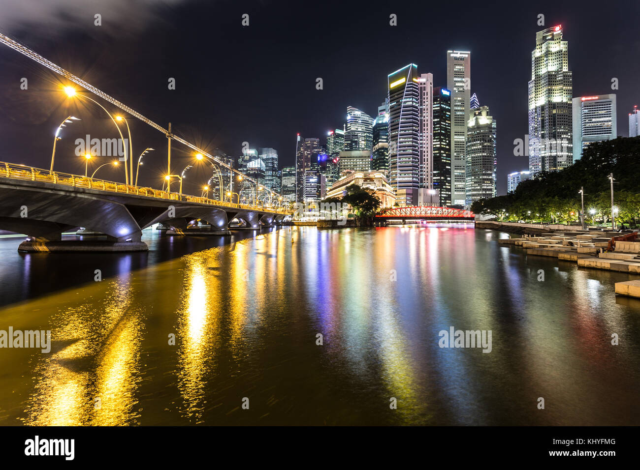 Herrliche Sicht auf den Fluss Singapur mit der Wolkenkratzer des Financial District bei Nacht in Singapur in Südostasien Stockfoto