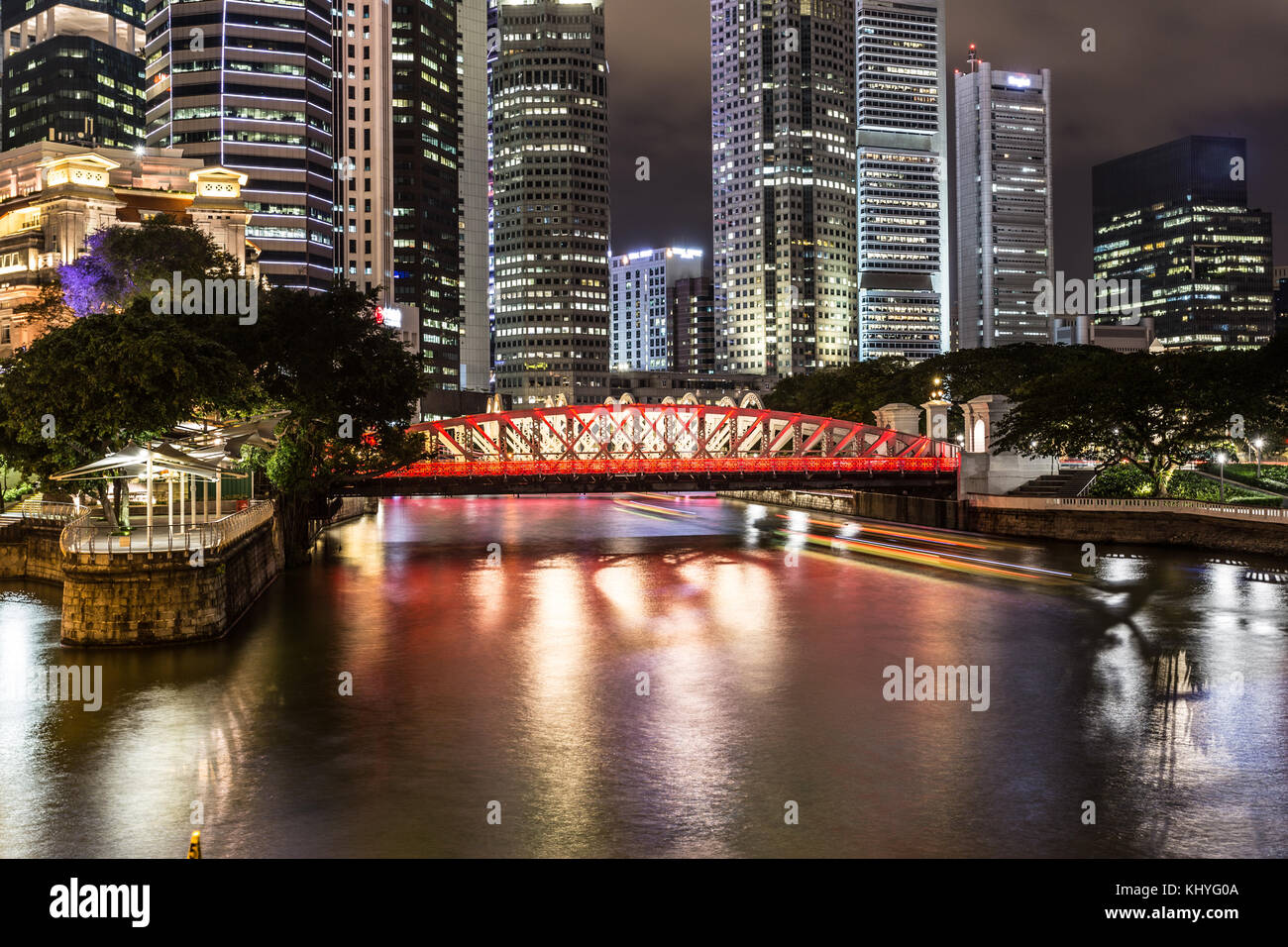 Herrliche Sicht auf den Fluss Singapur mit der Wolkenkratzer des Financial District bei Nacht in Singapur in Südostasien Stockfoto