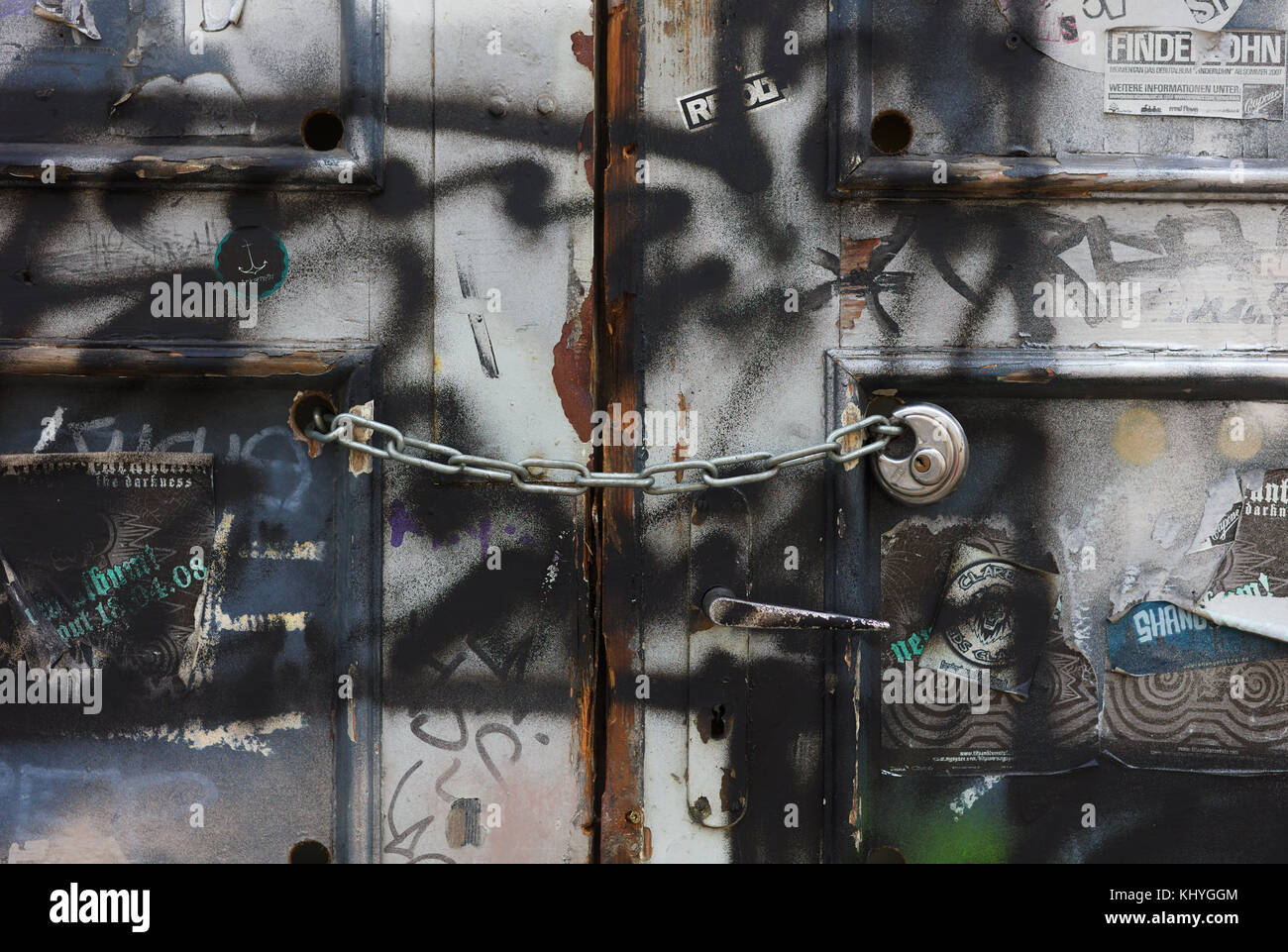 Tür im Graffiti mit einem Vorhängeschloss abgeschlossen Stockfoto