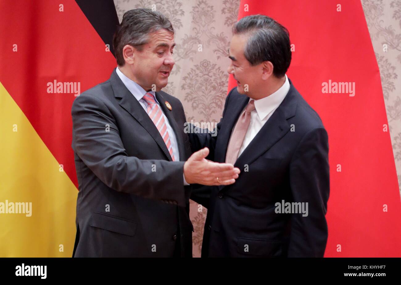 Naypyidaw, Myanmar. November 2017. Außenminister Sigmar Gabriel (SPD) wird vom chinesischen Amtskollegen Wang Yi (R) auf dem Asien-Europa-Treffen in Naypyidaw, Myanmar, am 20. November 2017 empfangen. Die Vertreibung von Hunderttausenden Rohingya-Muslimen in Myanmar sollte eines der Hauptthemen der Diskussion in der Hauptstadt Naypyidaw sein. Quelle: Kay Nietfeld/dpa/Alamy Live News Stockfoto