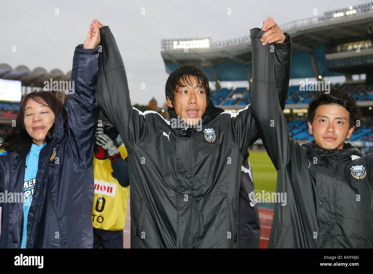 Kanagawa, Japan. November 2017. (C-R) Kengo Nakamura, Tatsuya Hasegawa (Frontale) Fußball/Fußball : Kengo Nakamura und Tatsuya Hasegawa von Kawasaki Frontale bestätigen Fans nach dem Spiel der J1 League 2017 zwischen Kawasaki Frontale 1-0 Gamba Osaka im Todoroki Stadium in Kanagawa, Japan. Quelle: AFLO/Alamy Live News Stockfoto