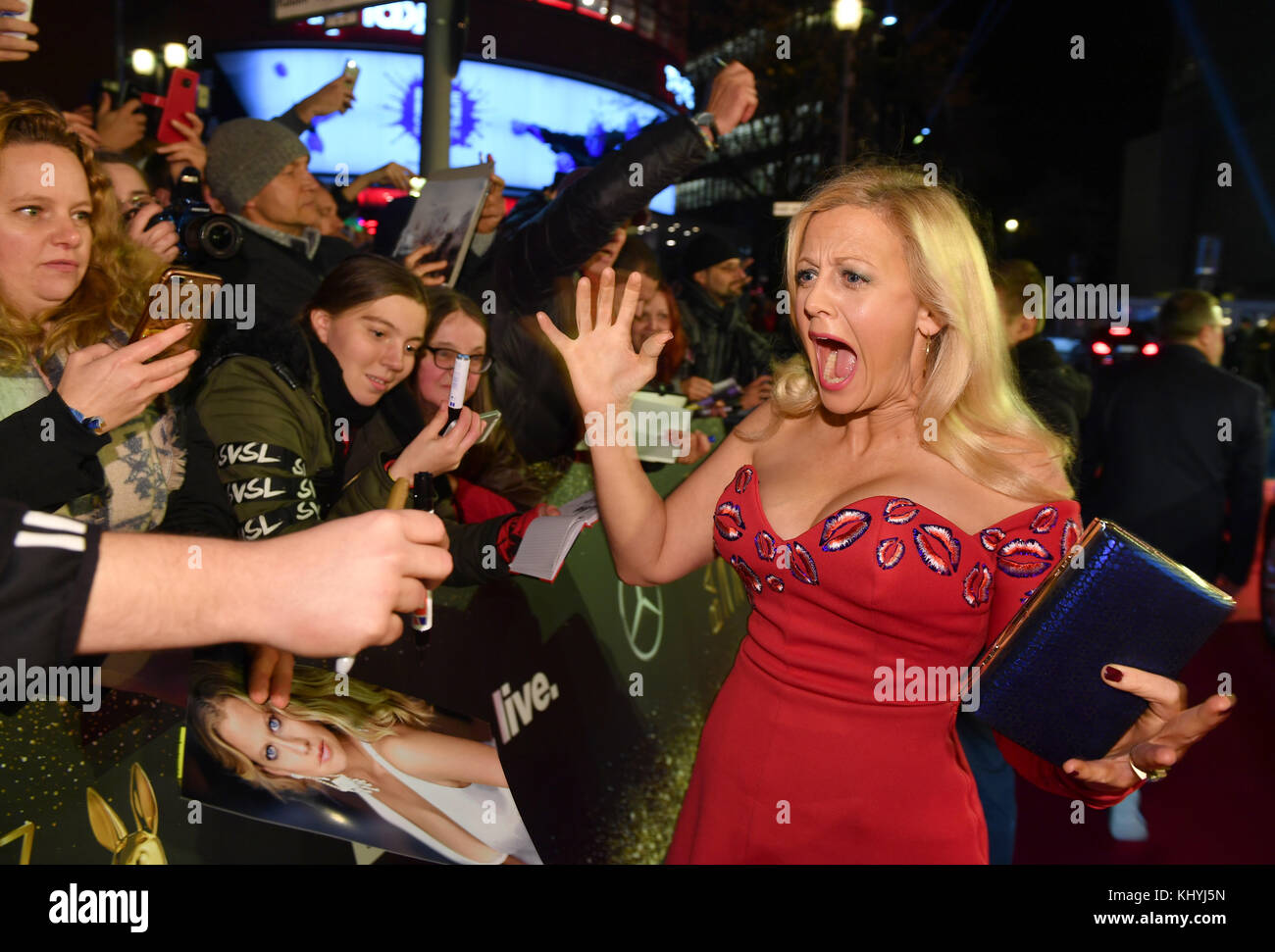 Moderatorin Barbara Schoeneberger kommt zur 69. Bambi-Preisverleihung am 16. November 2017 in Berlin. Foto: Britta Pedersen/dpa Stockfoto