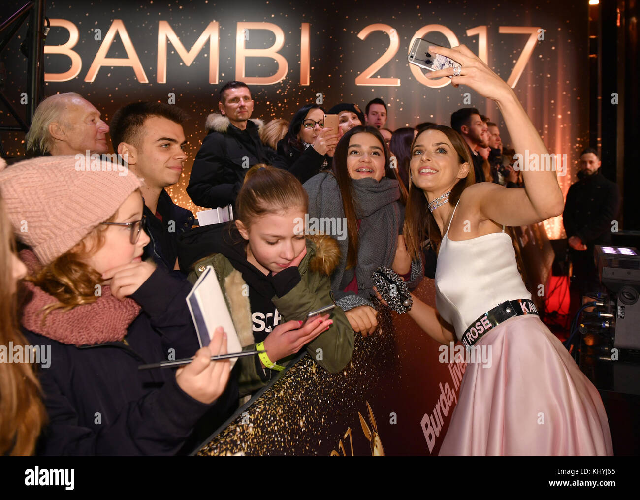 Model Eva Padberg kommt zur 69. Bambi-Preisverleihung am 16. November 2017 in Berlin. Sie wird dargestellt, wie sie ihre Fans begrüßt und mit ihnen Fotos macht. Foto: Jens Kalaene/dpa Stockfoto