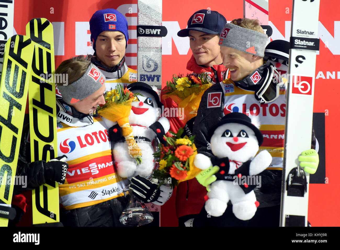 Wisla, Polen. November 2017. Das norwegische Team L-R ANDERS FANNEMEL, JOHANN ANDRE FORFANG, DANIEL ANDRE TANDE und ROBERT JOHANSSON sind am 18. November 2017 beim FIS Skispringen-Weltcup in Wisla, Polen, auf dem Podium zu sehen. Quelle: Jaroslav Ozana/CTK Photo/Alamy Live News Stockfoto