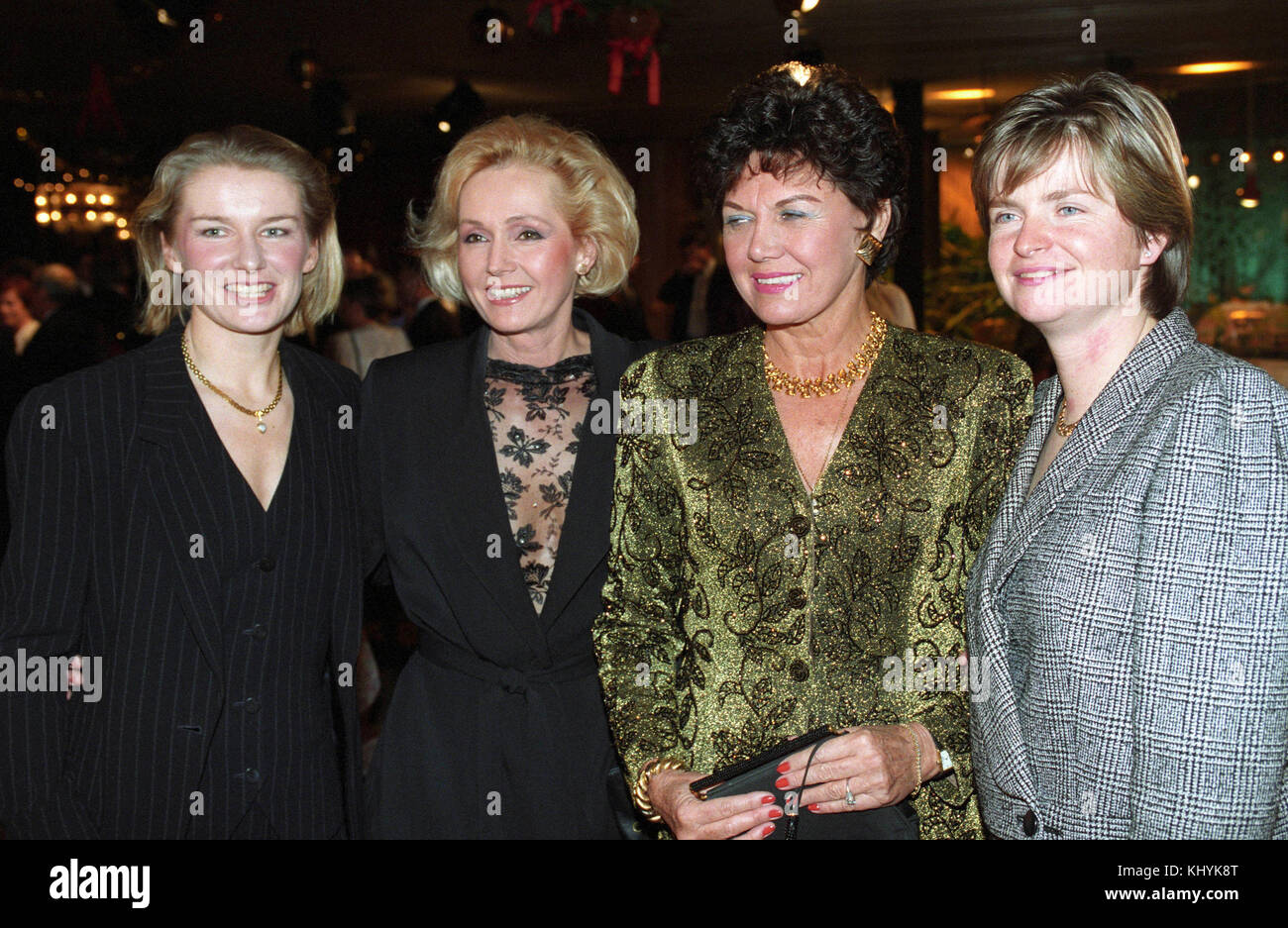 Foto Von 20 Dezember 1994 Von Links Tschechische Tennisspielerin Jana Novotna Tschechische Sangerin Helena Vondrackova Ehemalige Tschechoslowakische Eiskunstlauf Legende Aja Vrzanova Und Tschechische Tennisspieler Hana Mandlikova Zu Fotografen