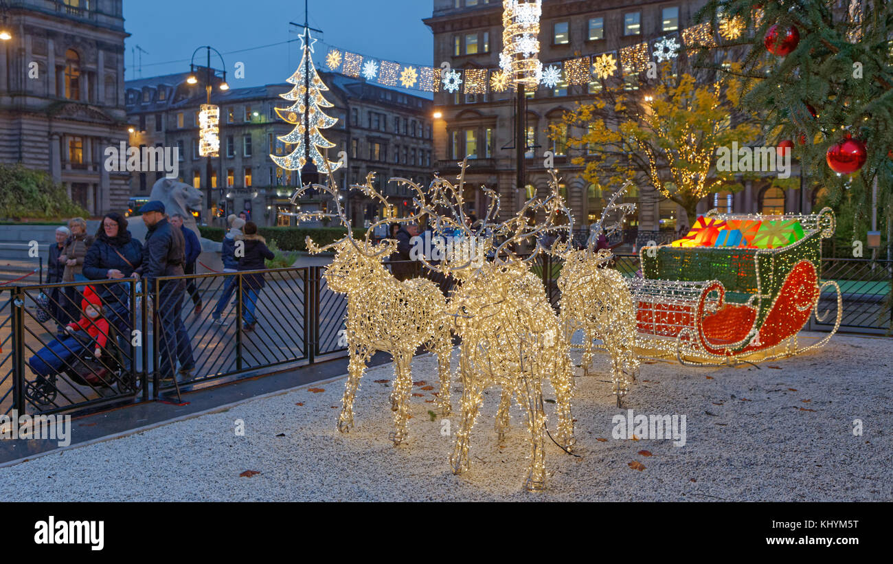Glasgow, Schottland, Großbritannien. November. Glasgow liebt Weihnachten im ersten Jahr der neuen Stadt sahen Weihnachtslichter sie an ihrem ersten vollen Tag als Glaswegier dem Regen trotzten und zum ersten Mal frei sehen konnten Weihnachtslichter einschalten . Credit Gerard Ferry/Alamy Live News Stockfoto