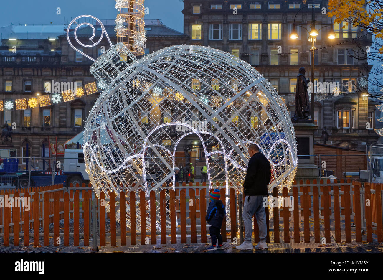 Glasgow, Schottland, Großbritannien. November. Glasgow liebt Weihnachten im ersten Jahr der neuen Stadt sahen Weihnachtslichter sie an ihrem ersten vollen Tag als Glaswegier dem Regen trotzten und zum ersten Mal frei sehen konnten Weihnachtslichter einschalten . Credit Gerard Ferry/Alamy Live News Stockfoto