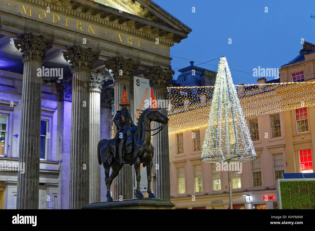 Glasgow, Schottland, Großbritannien. November. Glasgow liebt Weihnachten im ersten Jahr der neuen Stadt sahen Weihnachtslichter sie an ihrem ersten vollen Tag als Glaswegier dem Regen trotzten und zum ersten Mal frei sehen konnten Weihnachtslichter einschalten . Credit Gerard Ferry/Alamy Live News Stockfoto