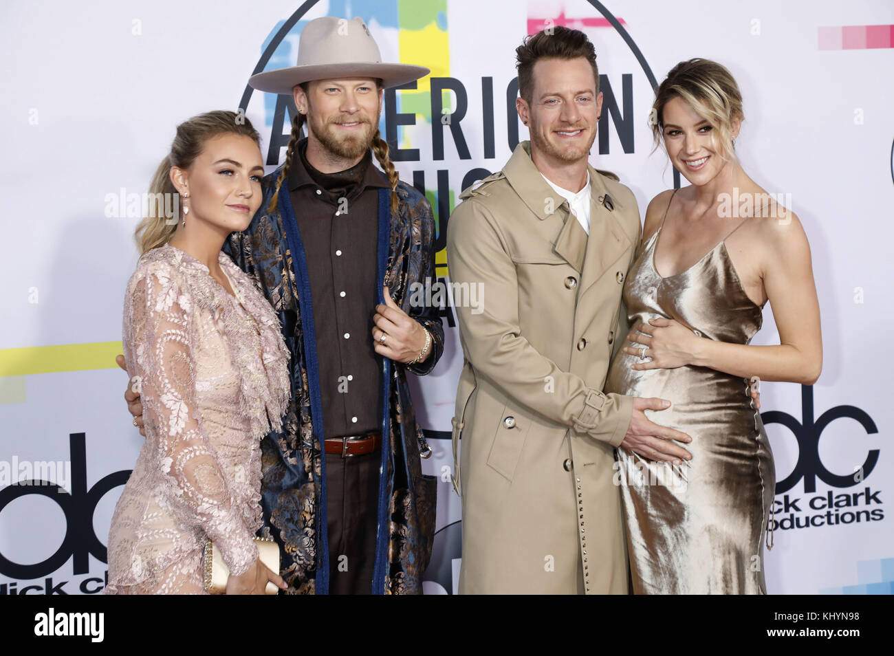 Los Angeles, Kalifornien. November 2017. Hayley Stommel, Tyler Hubbard, Brian Kelley und Brittney Marie Cole nehmen am 19. November 2017 an den American Music Awards 2017 im Microsoft Theater in Los Angeles Teil. | Verwendung weltweit Credit: dpa/Alamy Live News Stockfoto