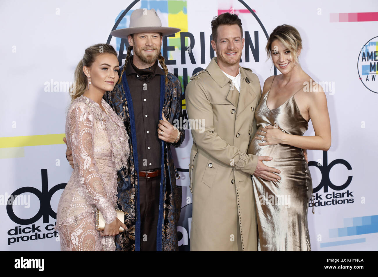 Los Angeles, Kalifornien. November 2017. Hayley Stommel, Tyler Hubbard, Brian Kelley und Brittney Marie Cole nehmen am 19. November 2017 an den American Music Awards 2017 im Microsoft Theater in Los Angeles Teil. | Verwendung weltweit Credit: dpa/Alamy Live News Stockfoto